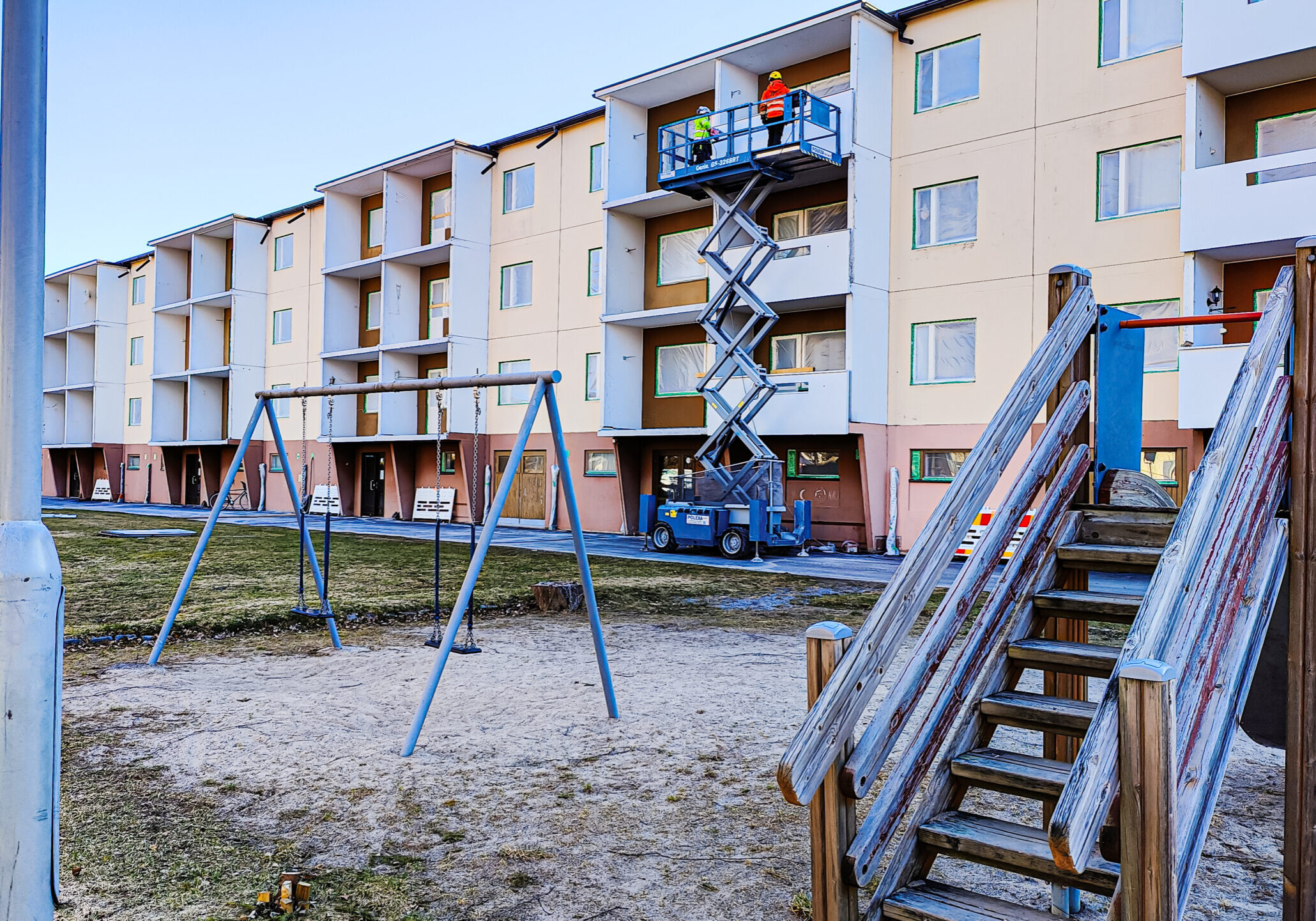 Rivning av balkonger i Österbotten – professionell och säker demontering av betong- och stålkonstruktioner. Parvekkeiden purku Pohjanmaalla – ammattitaitoinen ja turvallinen betonisten ja teräsrakenteisten parvekkeiden purkutyö